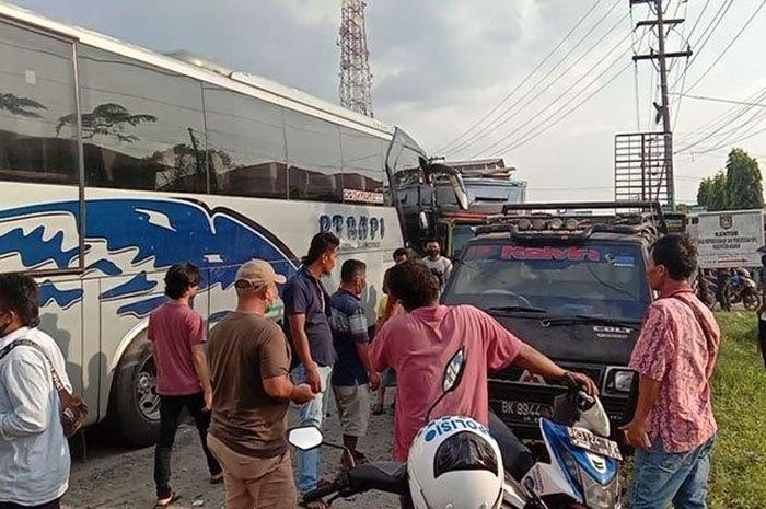 Kecelakaan beruntun Bus PT RAPI terjang Daihatsu Zebra pikap, Mitsubishi L300, truk box dan Toyota Rush