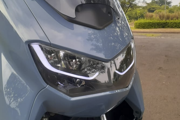 Lampu depan Yamaha All New NMAX tampil manis berkat custom Lazy Eyes.