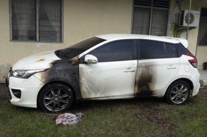 Toyota Yaris milik Asisten Afdeling I Kebun Tanjung Garbus Pagar Merbau (TGPM) PTPN II kena teror, dibakar orang tak dikenal