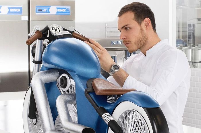 Motor bergaya bobber yang dibuat dari bahan cokelat karya koki asal Swiss, Amaury Guichon.