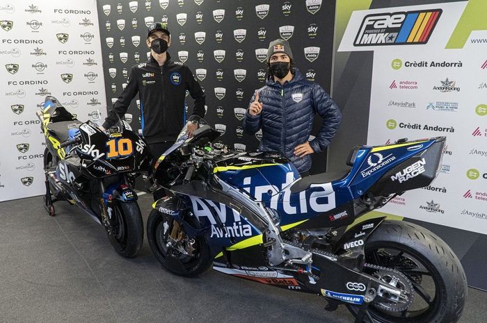 Luca Marini (kiri) dan Enea Bastianini (kanan) saat peluncuran livery baru untuk kedua motor rakitan tim Avintia Racing untuk MotoGP 2021.