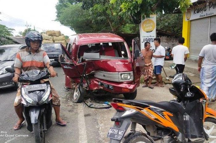 Suzuki Carry ringsek terkulai disambar Daihatsu Gran Max, terpental hajar Toyota Avanza parkir di jalan raya Pamekasan-Sumenep, Galis, Pamekasan, Madura, Jawa Timur