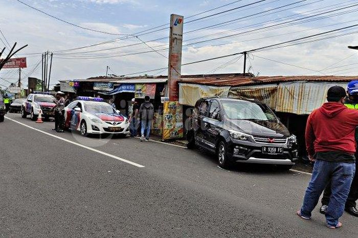 Tabrakan Toyota Camry dan Wuling Confero di desa Karangmangu, Baturraden, Banyumas, Jawa Tengah