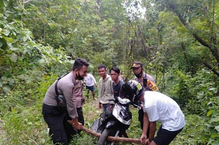 Yamaha Mio dan lima motor digotong polisi dari dalam hutan, pemilik kabur saat razia balap liar di Jl Minrulangnge, Bumi Harapan, Bacukiki Barat, Kota Parepare, Sulawesi Selatan