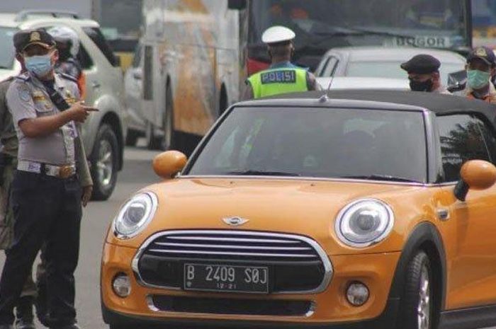 MINI Cooper Convertible yang dikendarai Ayu Ting Ting sempat dihentikan petugas di GT Baranangsiang, Sabut (06/02/2021).
