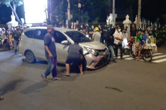 Toyota Calya oleng dan mendadak menghantam Toyota Fortuner sampai bumper bonyok