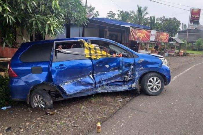 Toyota Avanza sudah jalan menepi dihajar Etios Valco di jalan raya Bone-Makassar, desa Tungke, Bengo, Bone, Sulawesi Selatan, di tugu Bengo