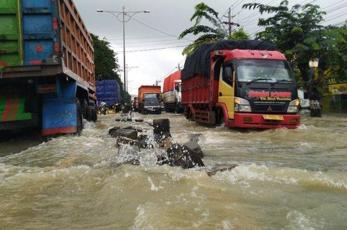Jalur pantura di Kabupaten Kendal terendam banjir setingi 40 cm, Minggu (07/02/2021).
