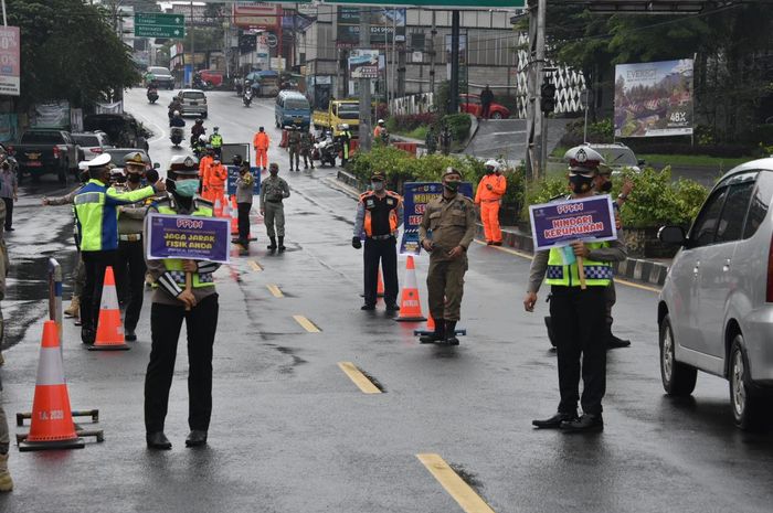 Polisi melakukan penjagaan ganjil-ganjil genap di sekitar jalur puncak