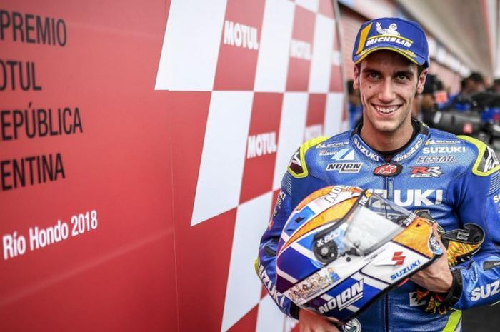 Alex Rins berpose setelah finis di posisi ketiga MotoGP Argentina di Autodromo Termas de Rio Hondo, Minggu (7/4/2018).