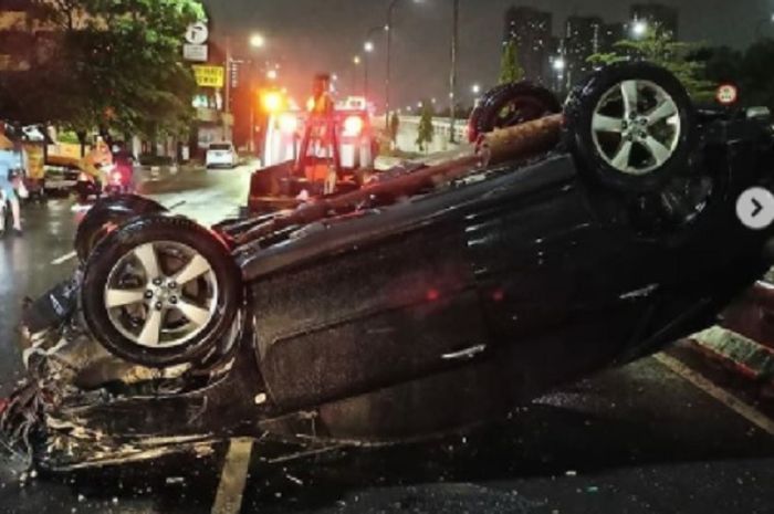 Toyota Harrier terbalik setelah hantam separator busway
