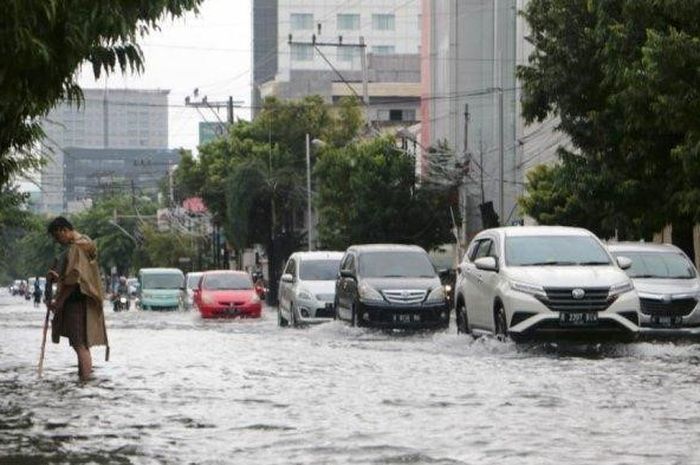 ILUSTRASI. Mobil-mobil Terjang Banjir