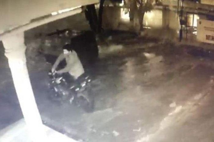 Aksi pencurian Honda CB150R terekam CCTV