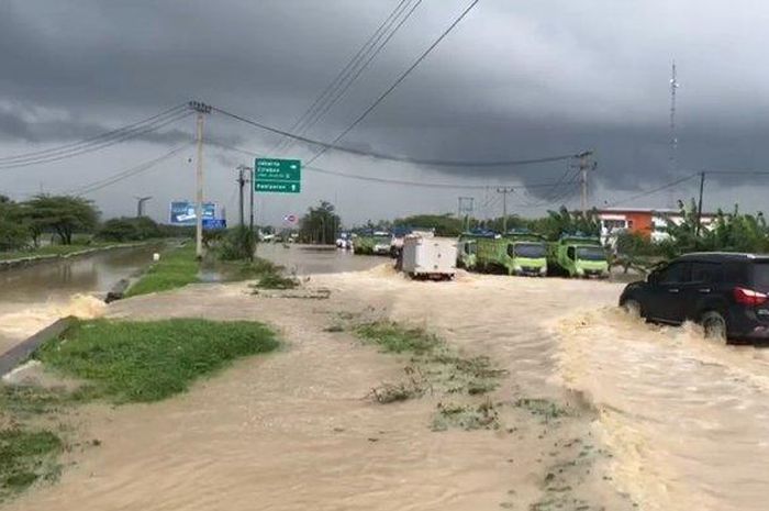 Banjir parah di Majalengka, Jawa Barat membuat GT Kertajati terpaksa ditutup untuk sementara waktu.