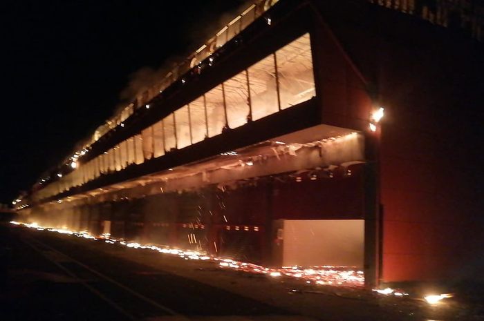 Ilustrasi bangunan di sirkuit Termas de Rio Hondo kebakaran