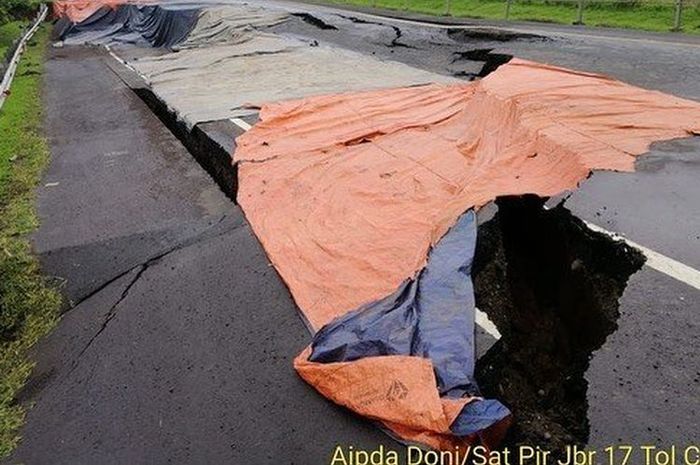 Aspal tol Cipali KM 122+400 amblas hingga bengkah, (9/2/21)