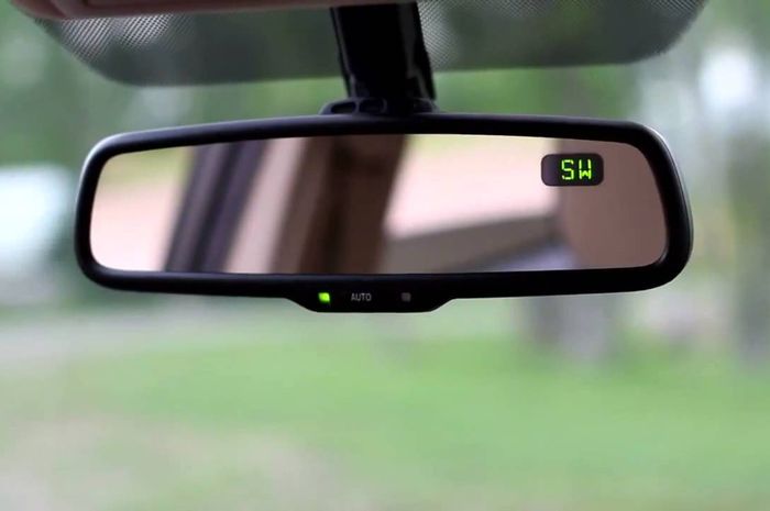 Kaca spion tengah dengan auto-dimming