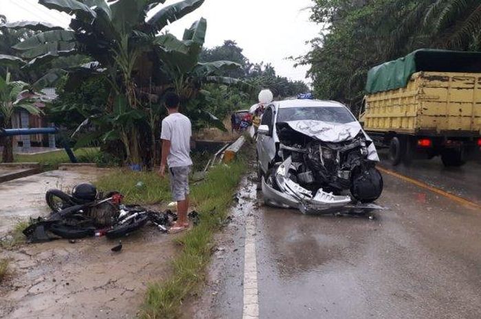 Toyota Avanza dan dua motor rusak parah setelah terlibat kecelakaan