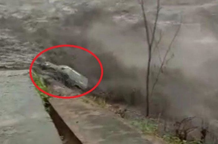 Isuzu Panther terseret banjir lahar dingin gunung Semeru