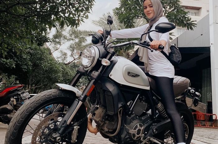 Potret cantik Olla Ramlan di atas Ducati Scrambler Classic.