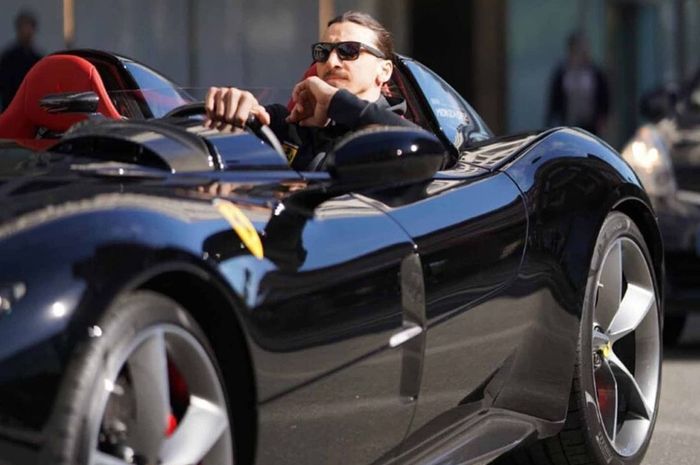 Penyerang AC Milan, Zlatan Ibrahimovic pamerkan Ferrari Monza SP2 miliknya di medsos.