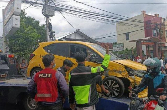 Honda Brio RS terjang truk box lalu hajar dua Honda Vario 150 di Jl Mayjen Panjaitan, Lowokwaru, kota Malang, Jawa Timur, (9/2/21).
