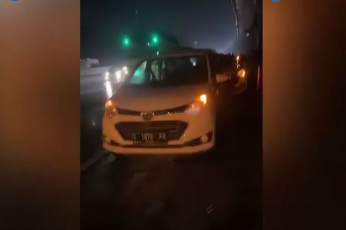 Deretan puluhan mobil alami pecah ban serentak di ruas tol Jakarta-Cikampek KM 39+500