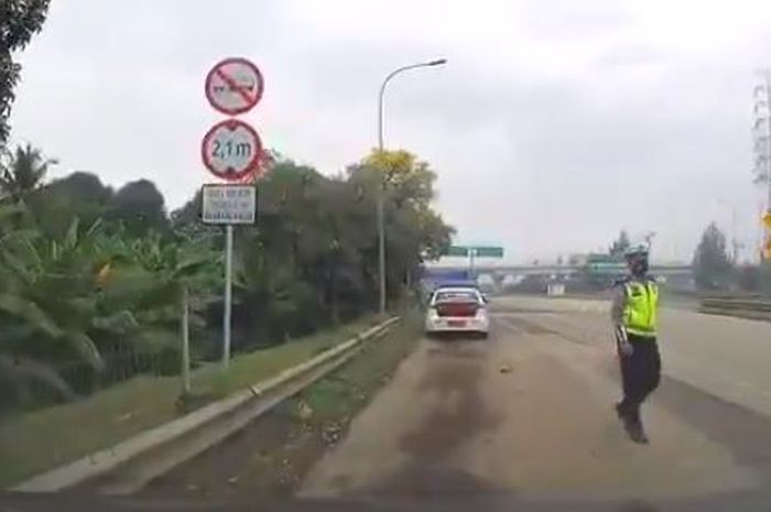 Rekaman Dashcam anggota Polantas hendak menilang pengemudi yang tak melakukan pelanggaran tapi gagal