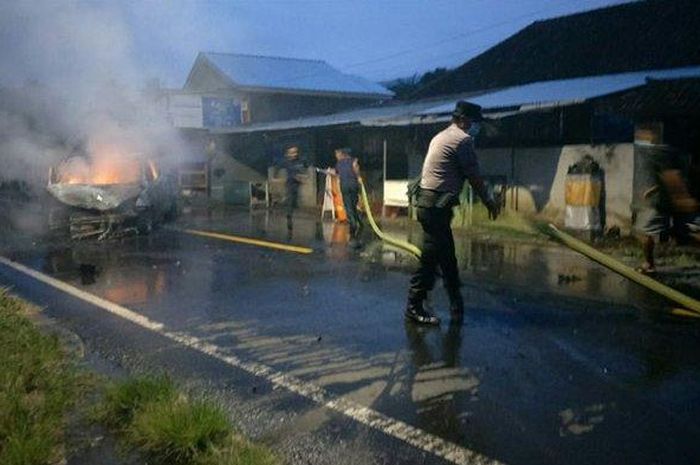 Suzuki Baleno Hatchback dilumat api usai tabrak Suzuki Swift dan Toyota Avanza di Buleleng, Bali