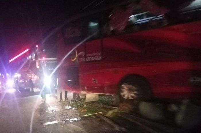 Bus PO Harapan Indah yang terlibat kecelakaan dengan truk di jalan lintas Medan-Banda Aceh, desa Alue Cek Doi, Julok, Aceh Timur