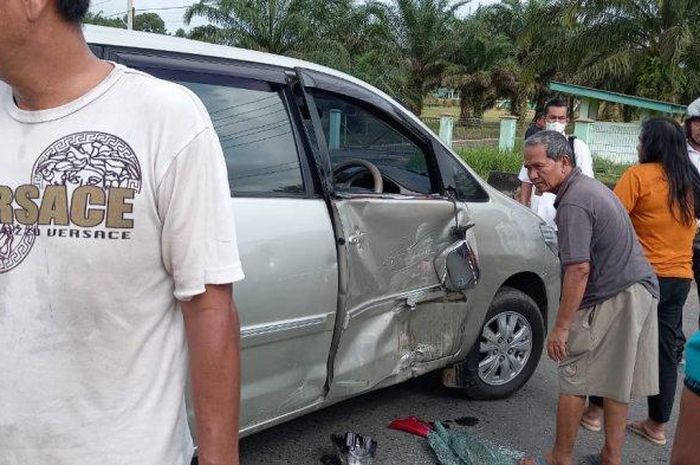 Toyota Kijang Innova digebrak Yamaha V-Ixion saat putar balik secara mendadak di jalan lintas Tebo-Bungo, Tebo Tengah, Tebo, Jambi