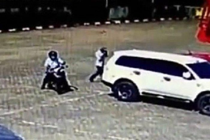 Rekaman CCTV saat pelaku menggasak uang Rp 340 juta dari dalam kabin Mitsubishi Pajero Sport di parkiran PT MSA KM 9, Palembang, Sumatera Selatan
