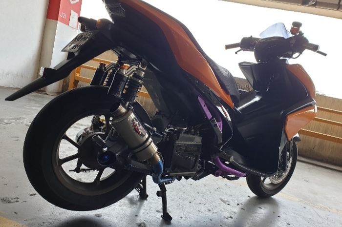  Yamaha Aerox tampil kekinian, kaki-kaki dan pengereman kece bertabur part racing.