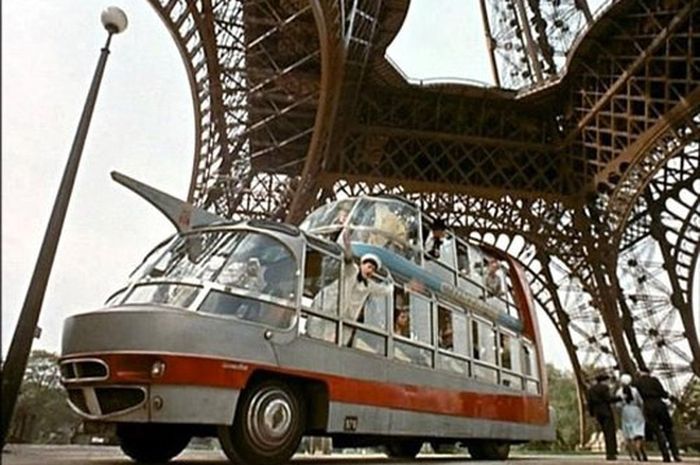 Citroen U55 Cityrama di bawah menara Eiffel