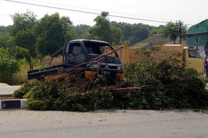 Mitsubishi Colt T120SS tabrak pohon hingga ringsek lalu naik trotoar Jl Sudirman, Karimun, Kepulauan Riau