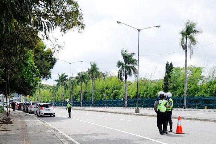 petugas yang berjaga di perbatasan Klaten - Yogyakarta, tepatnya di wisata Candi Prambanan.