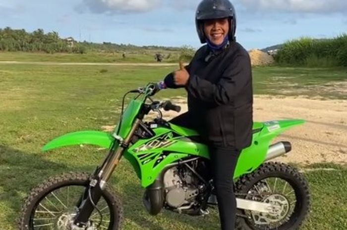 Mantan Menteri Kelautan dan Perikanan, Susi Pudjiastuti geber motor trail 2-Tak Kawasaki KX85.