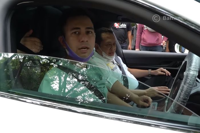 Raffi Ahmad saat menjajal Porsche Taycan bersama Ketua MPR RI, Bambang Soesatyo.