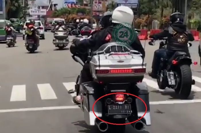 Ilustrasi mengendarai moge