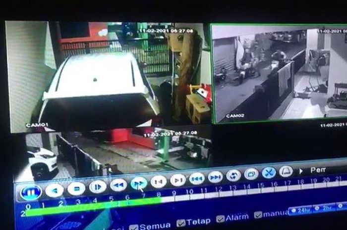 Rekaman CCTV saat enam orang maling menggondol Kawasaki Ninja 150R milik wartawan di Cilenggang, Serpong, kota Tangerang Selatan