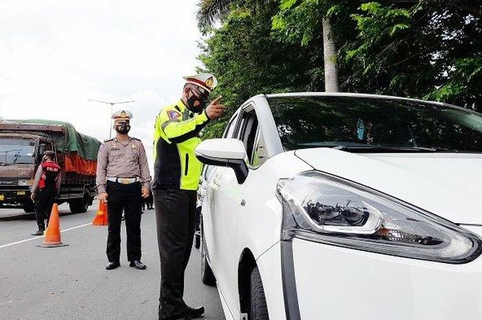 pemeriksaan kendaraan di perbatasan Klaten - Yogyakarta, tepatnya di wisata Candi Prambanan.