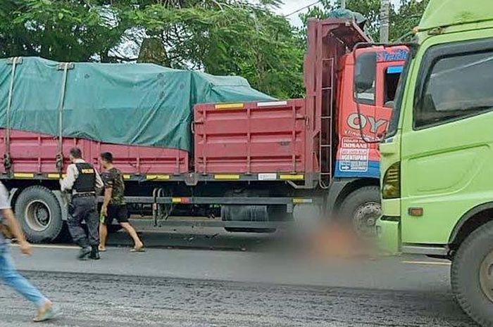 Honda BeAT yang dikendarai ibu yang sedang memboncengkan anaknya ditumbuk truk tronton