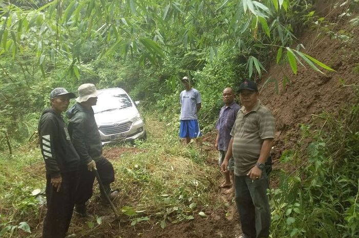 Toyota Avanza berisi satu keluarga tersesat di hutan Gunung Putri Majalengka