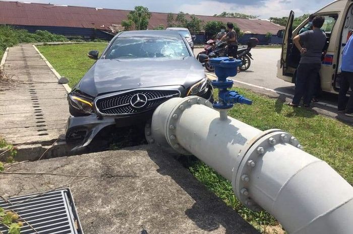 Mercedes-Benz E-Class bonyok bumper setelah tumbuk tiang saat sedang test drive