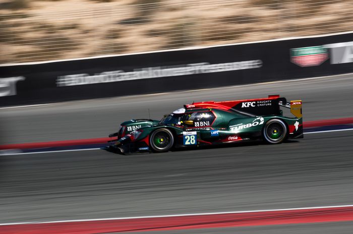 Sean Gelael dan Stoffel Vandoorne dari tim JOTA Sport berhasil finis kedua di Race 1 balap ketahanan Dubai 4 Hours.