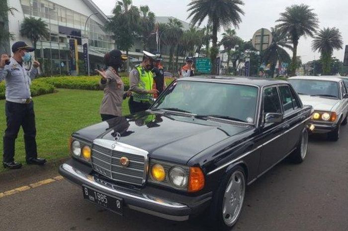 rombongan Mercedes-benz yang disuruh putar balik karena tidak membawa Rapid Test Antigen