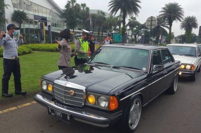 Rombongan Mercedes-benz lawas yang disuruh putar balik karena tidak membawa Rapid Test Antigen  