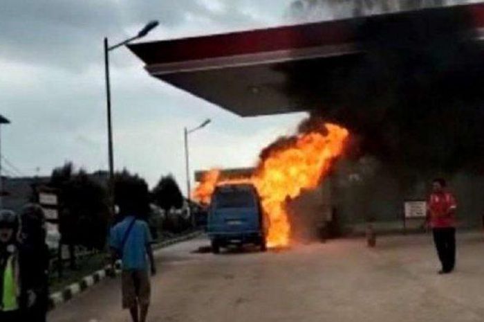 Suzuki Carry yang terbakar hebat di SPBU