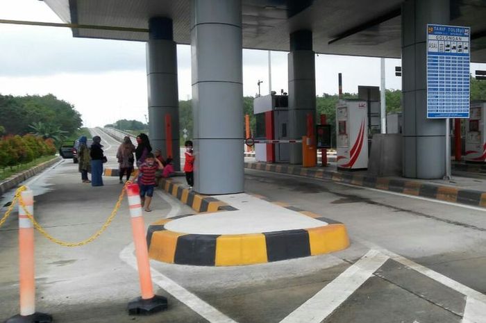 Rombongan keluarga yang menaiki Suzuki Futura tertahan di pintu tol Sidomulyo, Lampung Selatan, Minggu (14/02/2021).