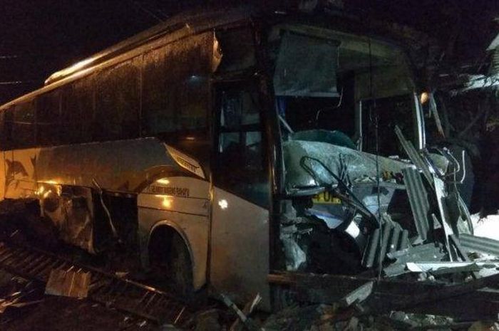 Bus PO Sugeng Rahayu tabrak rumah warga di Trowulan, Mojokerto, Jawa Timur